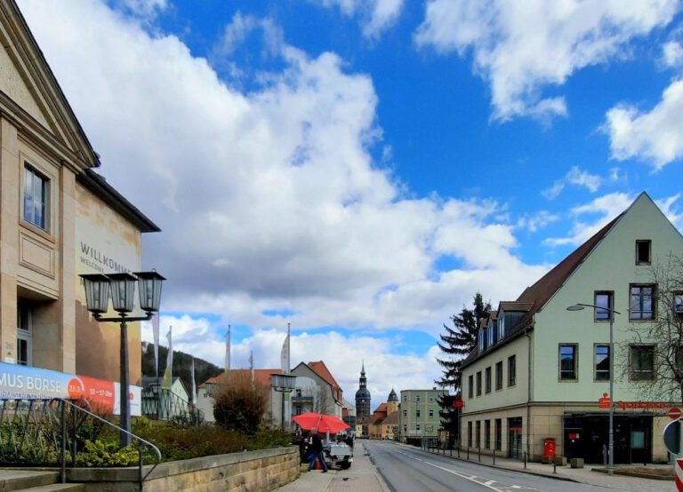 Nationalparkzentrum Bad Schandau (links im Bild)