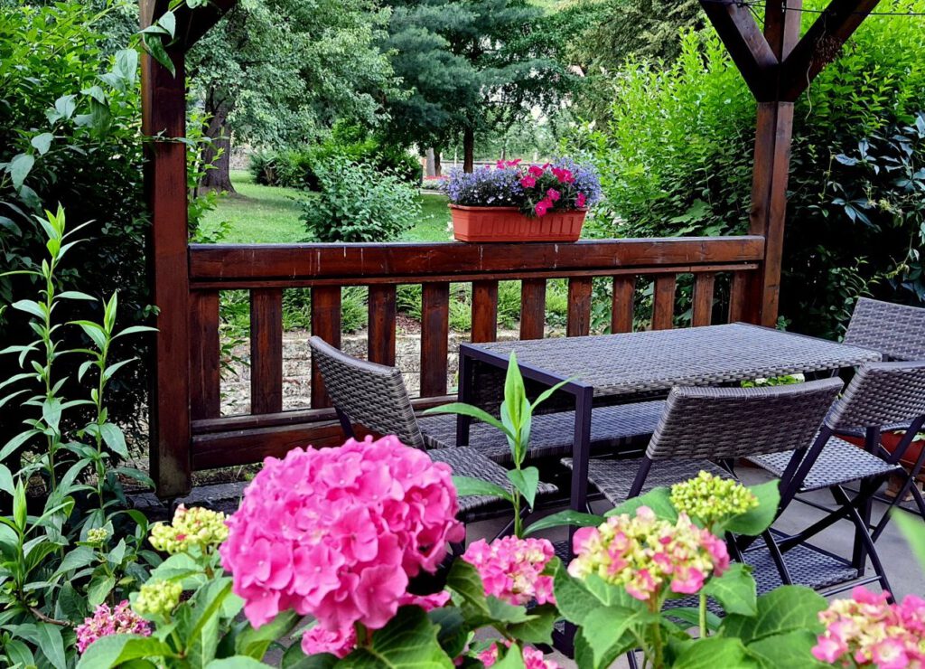 ArtHouse Am Kurpark - Außensitzbereich direkt an der Kirnitzsch